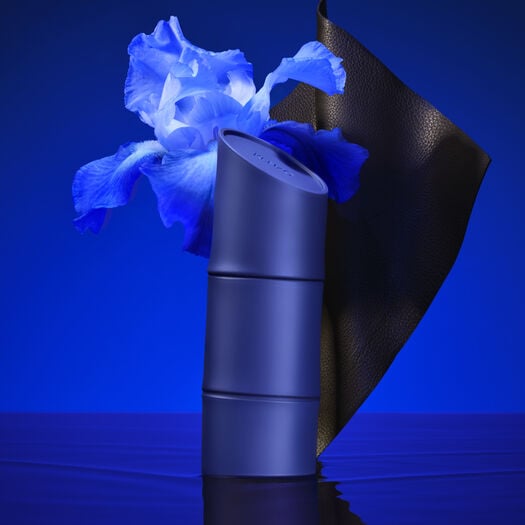 Flacone di Kenzo Homme Indigo Eau de Parfum 110ml, con sfondo che evoca profondità marina. - thumbnail 2